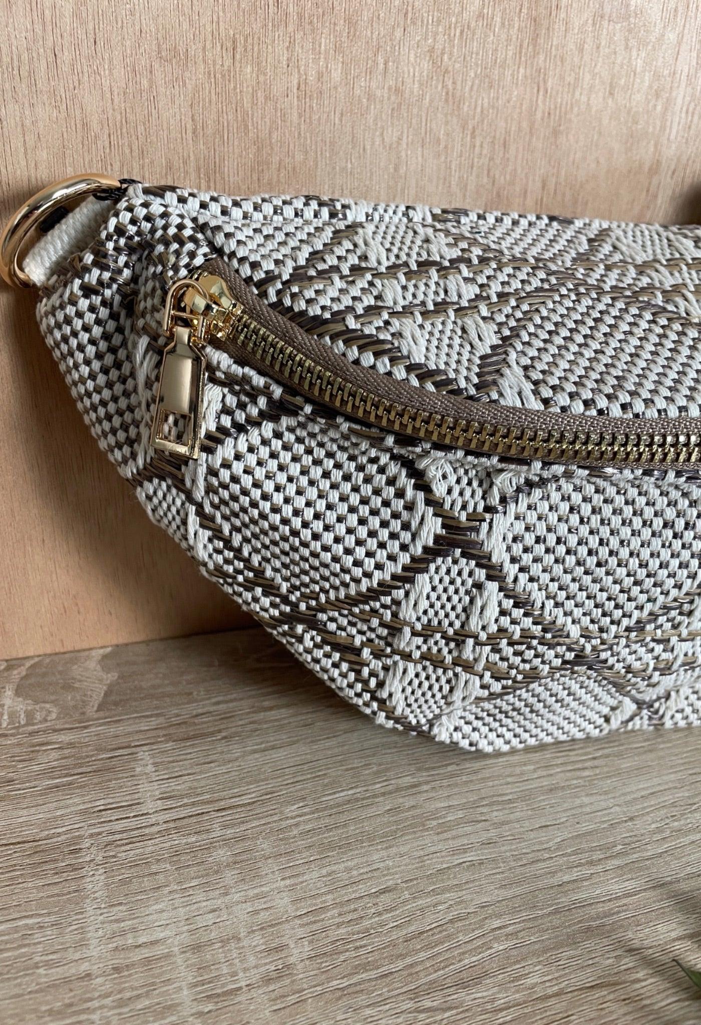 Sac banane effet tissu tressé taupe et crème - Le Petit Placard