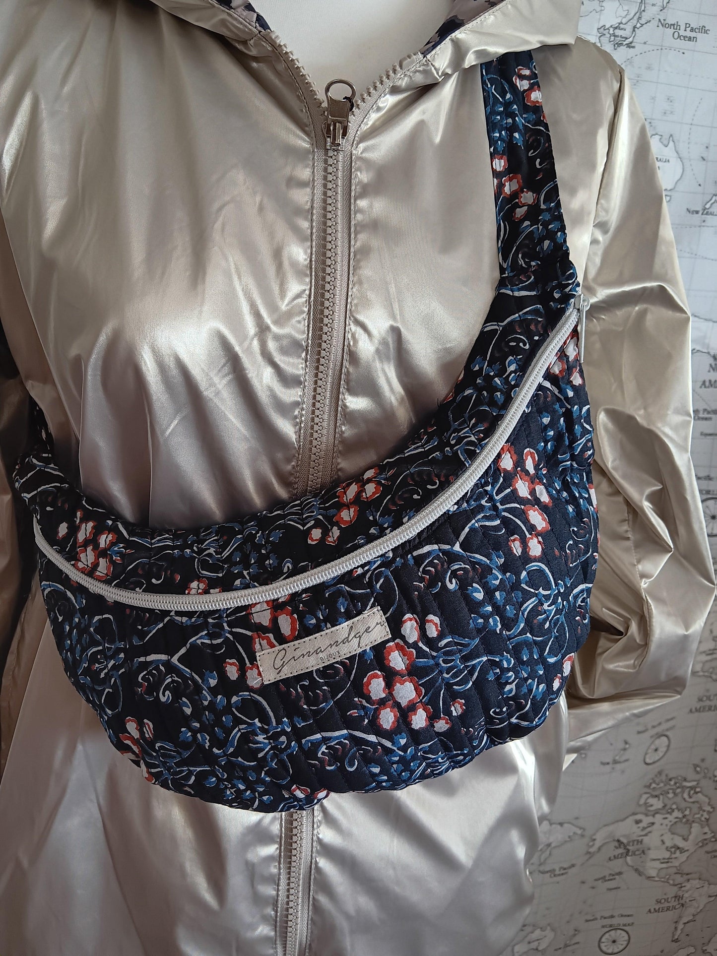 Sac banane en coton fin sans doublure fleuri rouge et bleu - Le Petit Placard