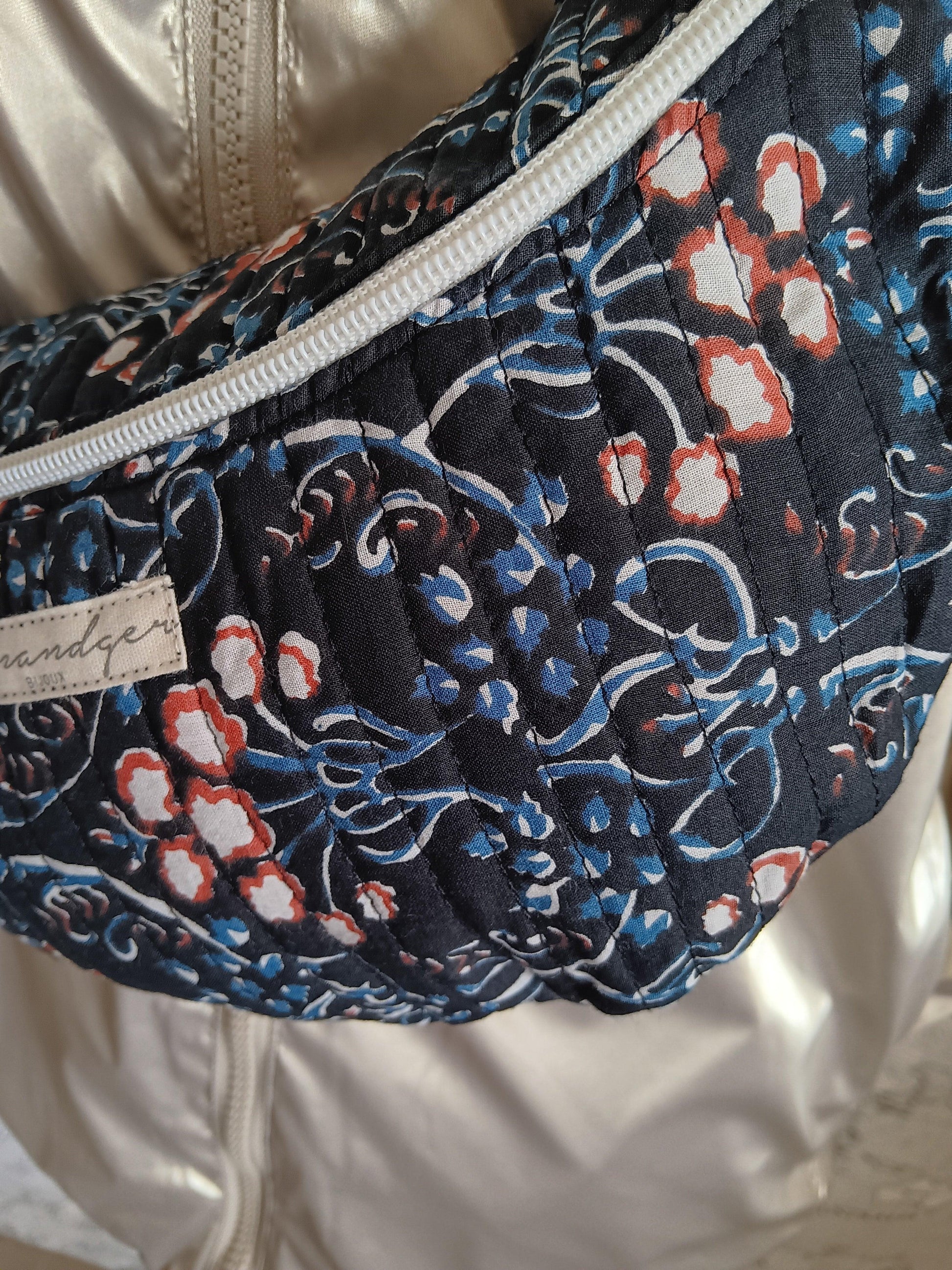 Sac banane en coton fin sans doublure fleuri rouge et bleu - Le Petit Placard