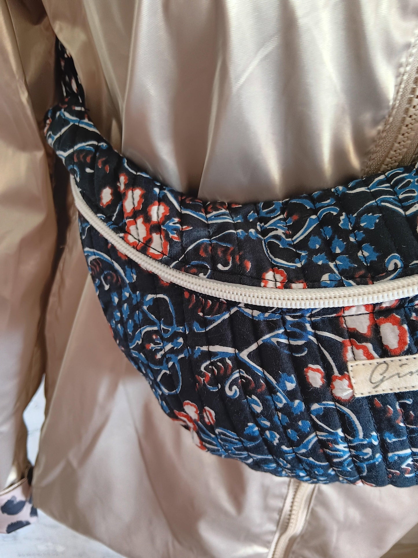 Sac banane en coton fin sans doublure fleuri rouge et bleu - Le Petit Placard