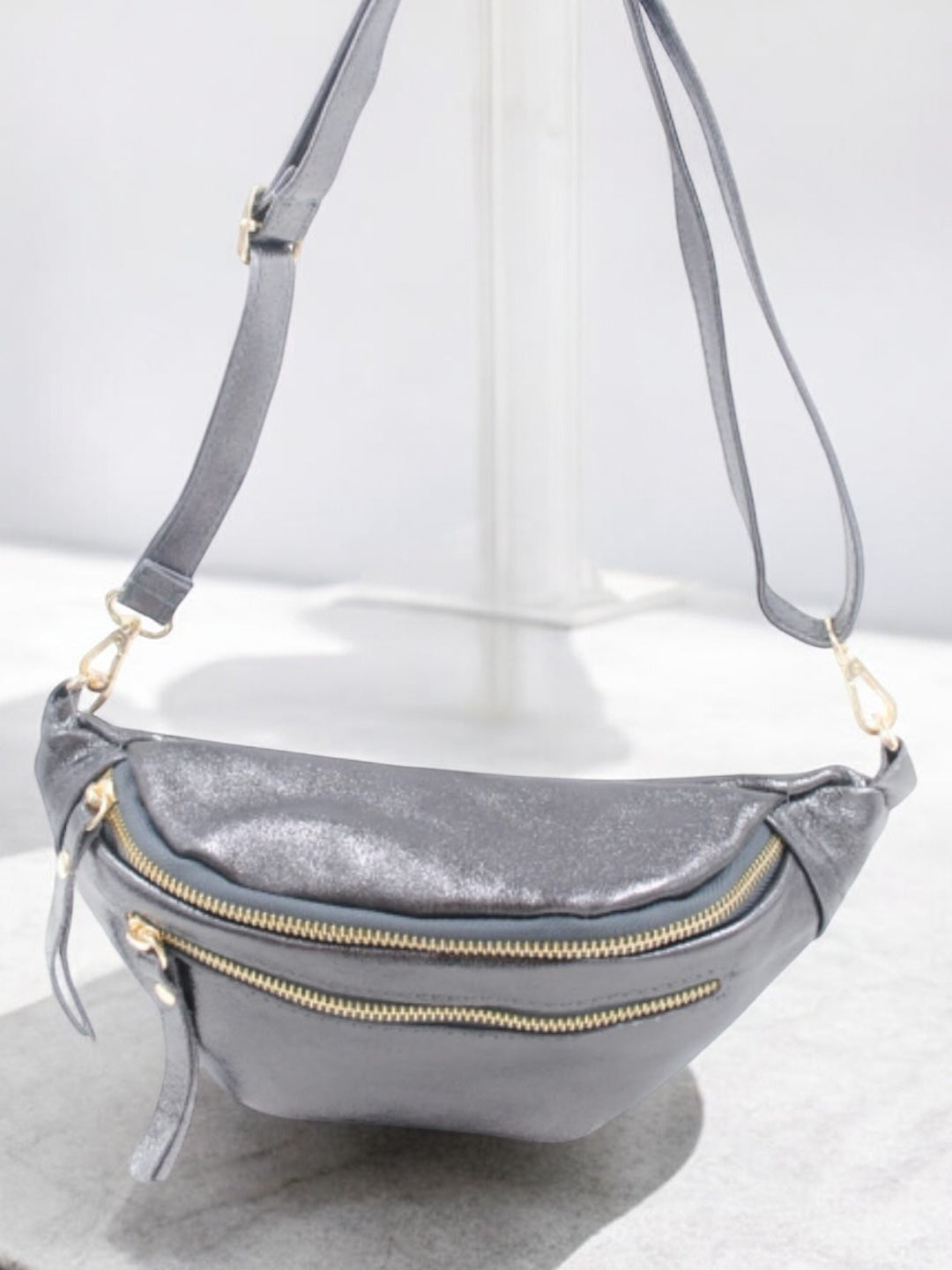 Sac banane en cuir irisé gris 2 poches - Le Petit Placard