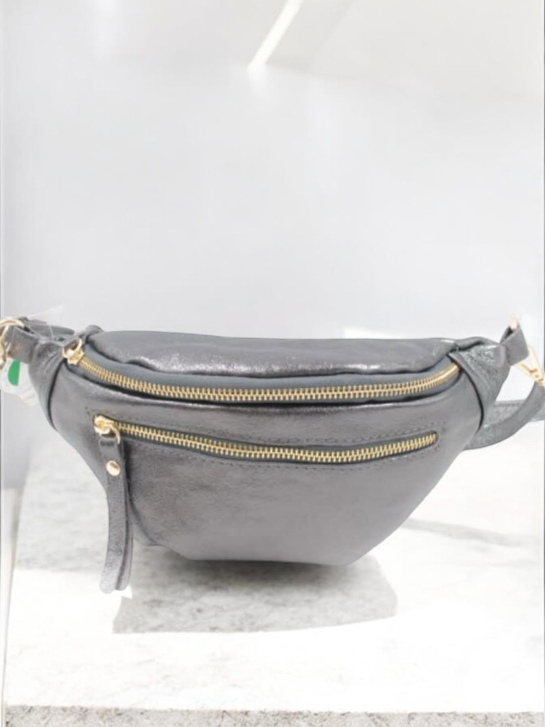 Sac banane en cuir irisé gris 2 poches - Le Petit Placard