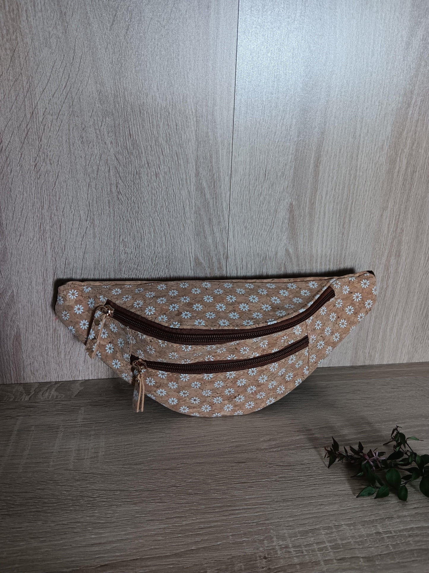 Sac banane en liège motifs « fleurs pâquerettes » - 2 poches - Le Petit Placard