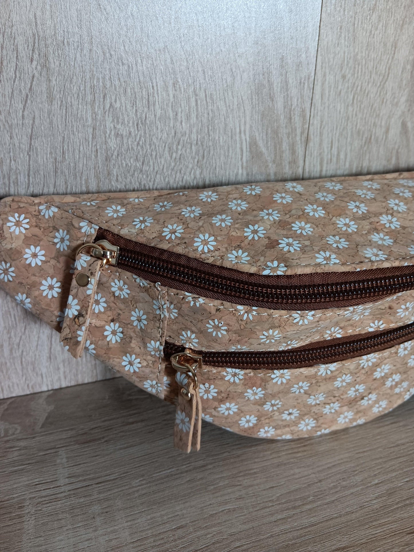 Sac banane en liège motifs « fleurs pâquerettes » - 2 poches - Le Petit Placard