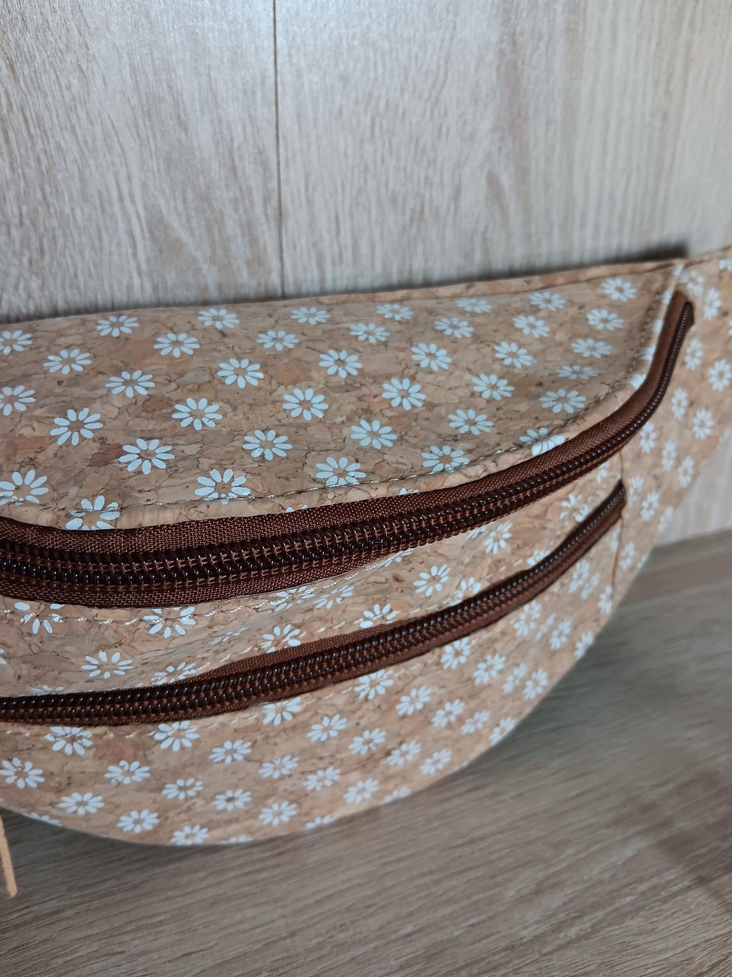 Sac banane en liège motifs « fleurs pâquerettes » - 2 poches - Le Petit Placard