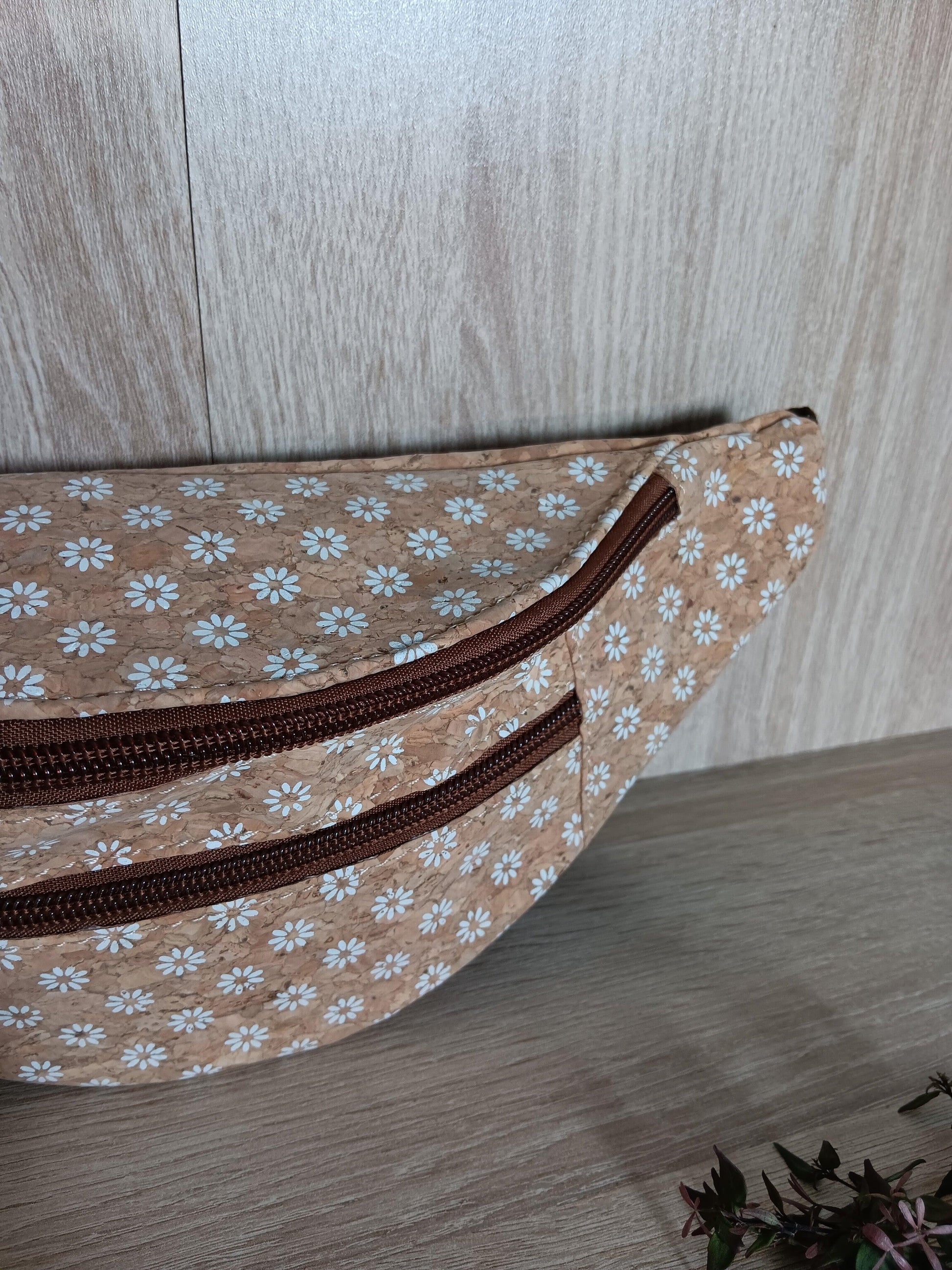 Sac banane en liège motifs « fleurs pâquerettes » - 2 poches - Le Petit Placard