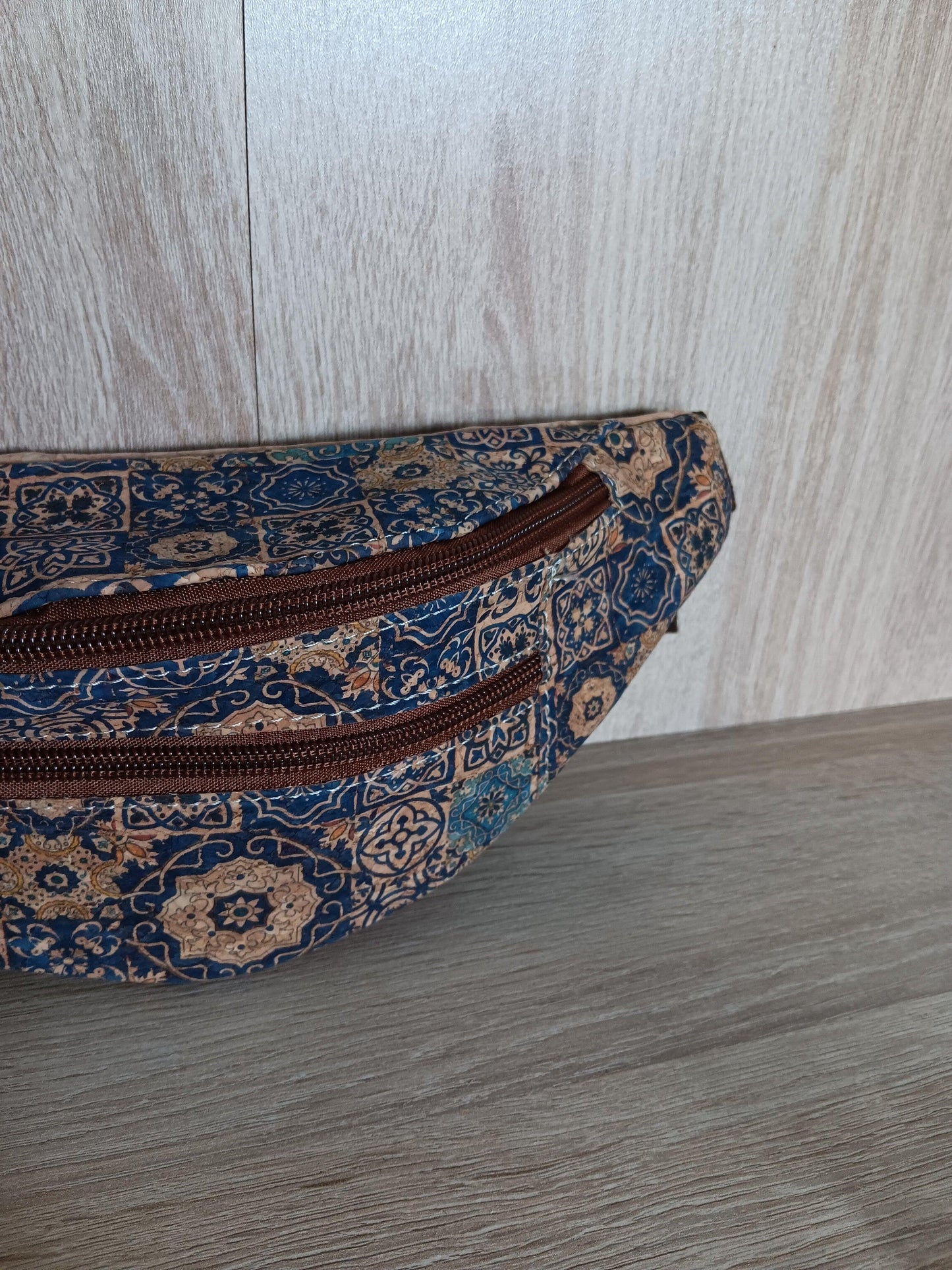 Sac banane en liège motifs « mosaïque bleue » - 2 poches - Le Petit Placard