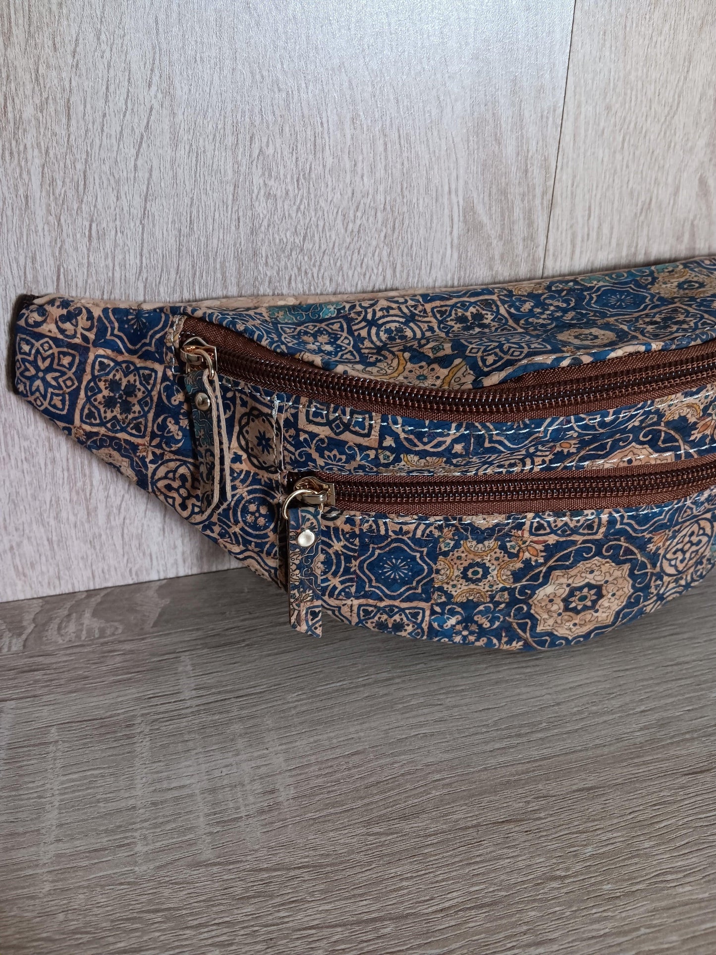 Sac banane en liège motifs « mosaïque bleue » - 2 poches - Le Petit Placard