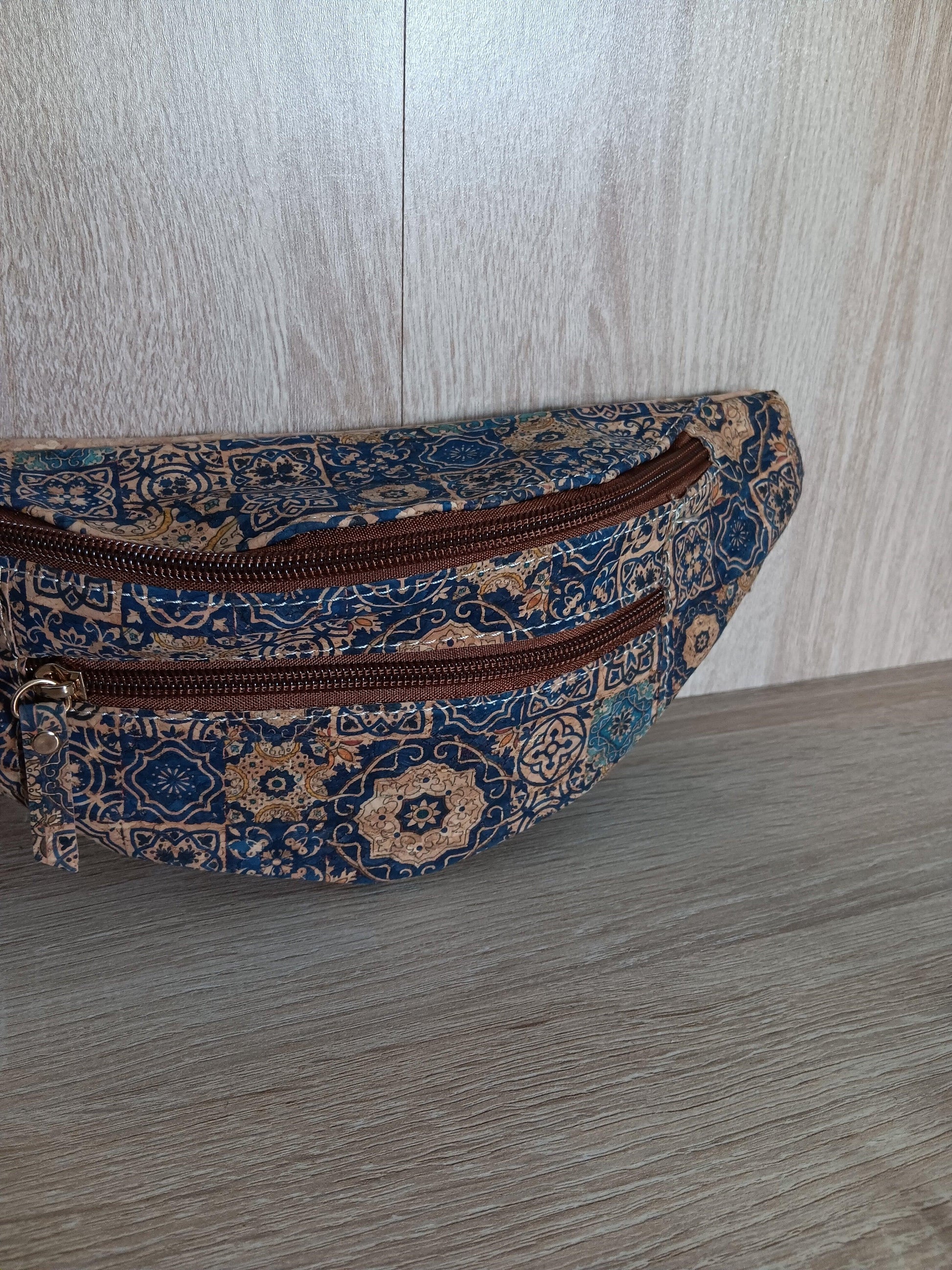 Sac banane en liège motifs « mosaïque bleue » - 2 poches - Le Petit Placard