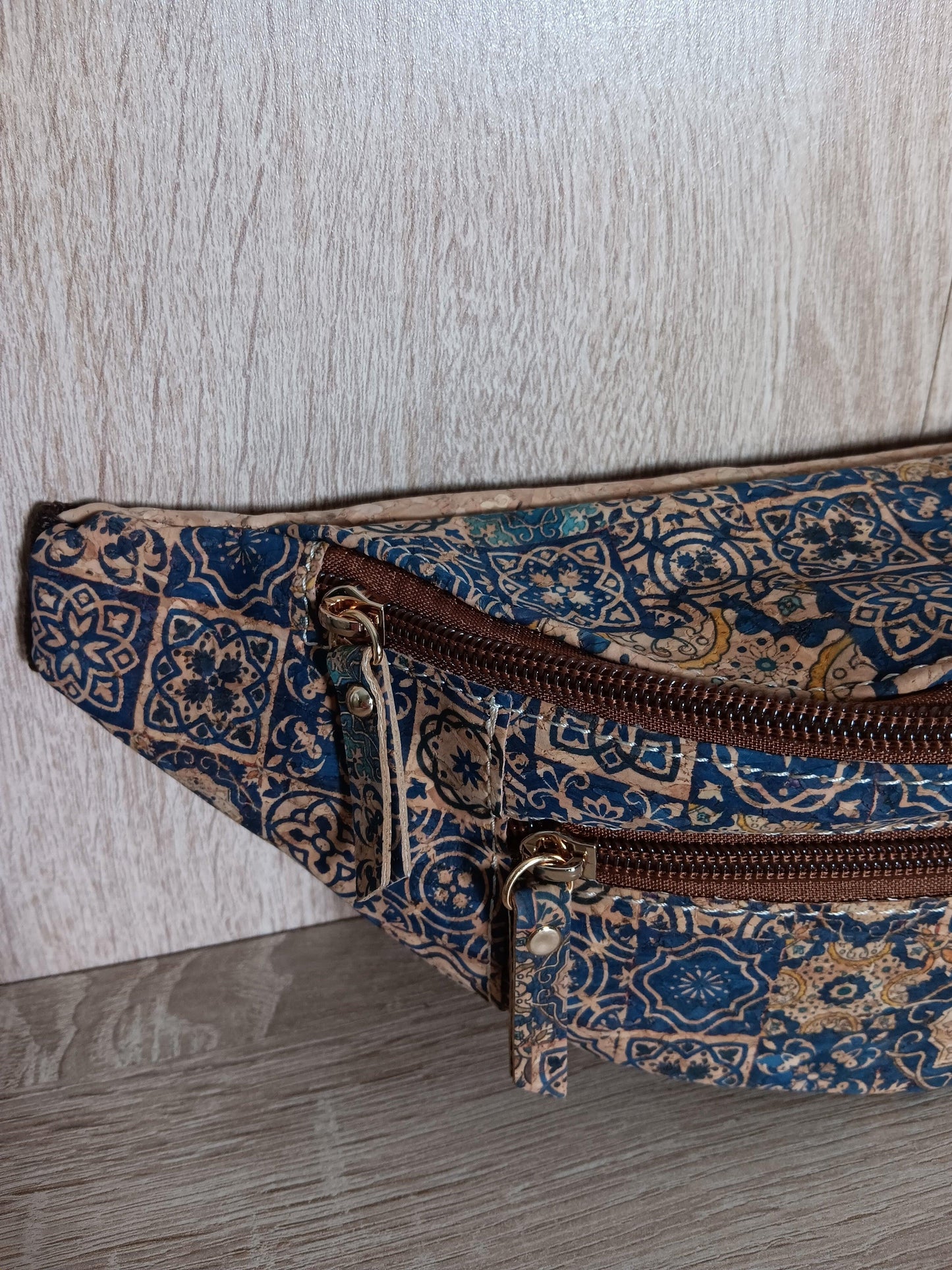 Sac banane en liège motifs « mosaïque bleue » - 2 poches - Le Petit Placard