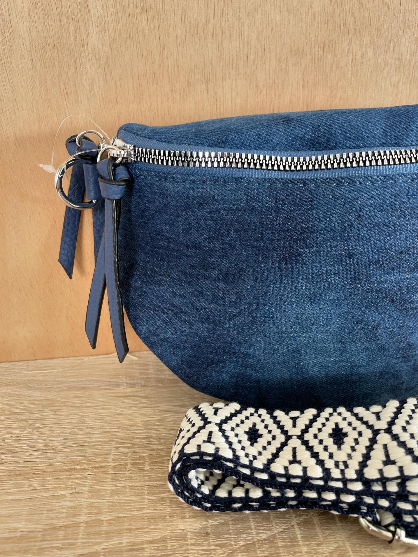 Sac banane en tissu jean bleu foncé sangle fantaisie - Le Petit Placard