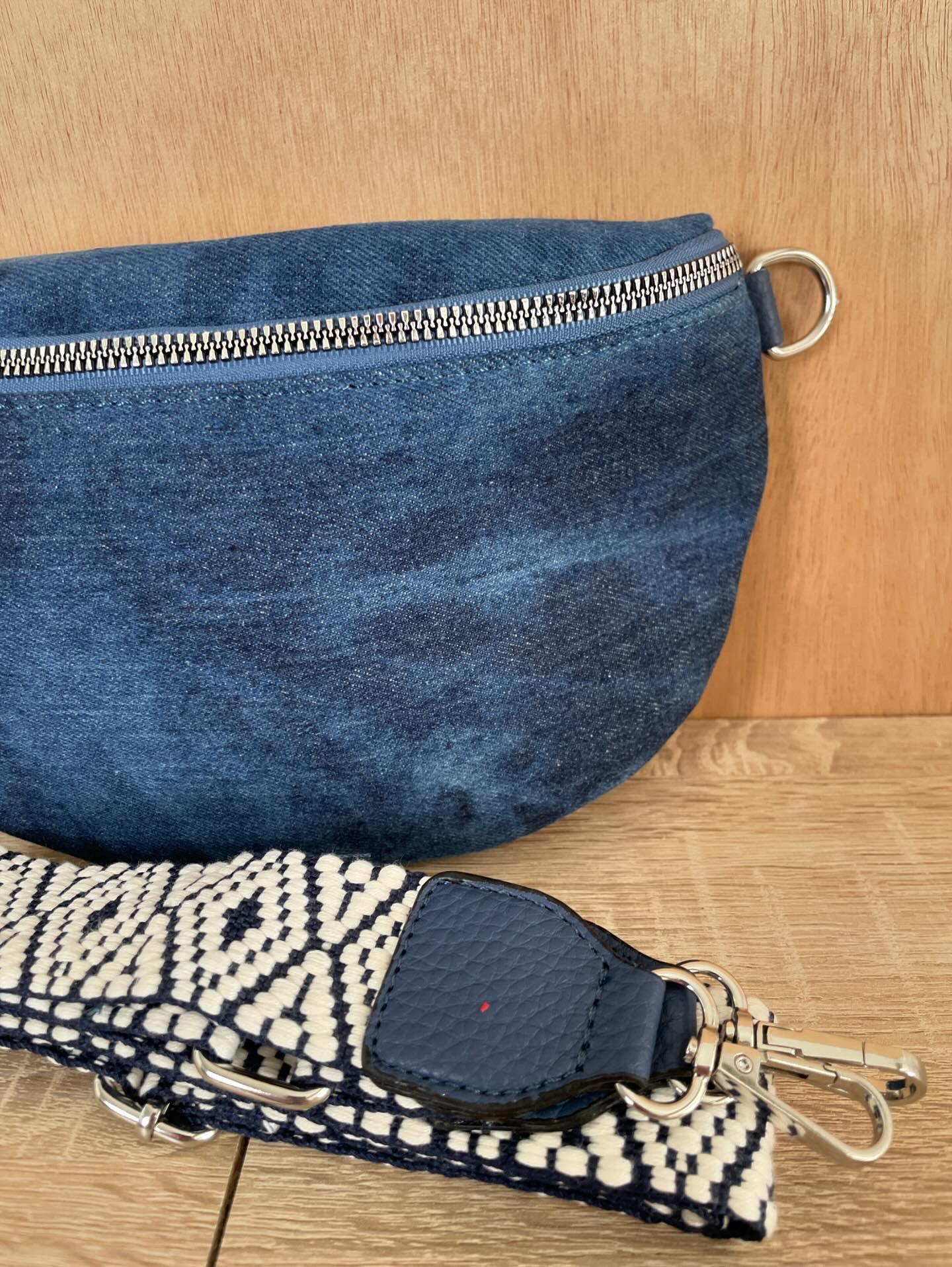 Sac banane en tissu jean bleu foncé sangle fantaisie - Le Petit Placard