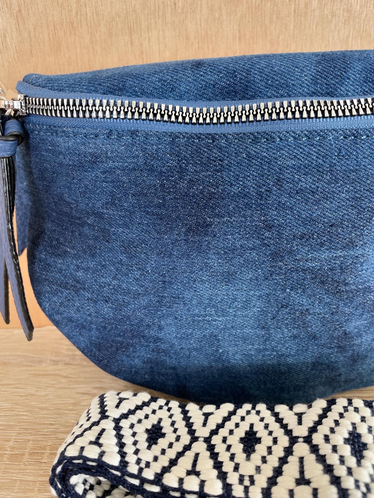 Sac banane en tissu jean bleu foncé sangle fantaisie - Le Petit Placard