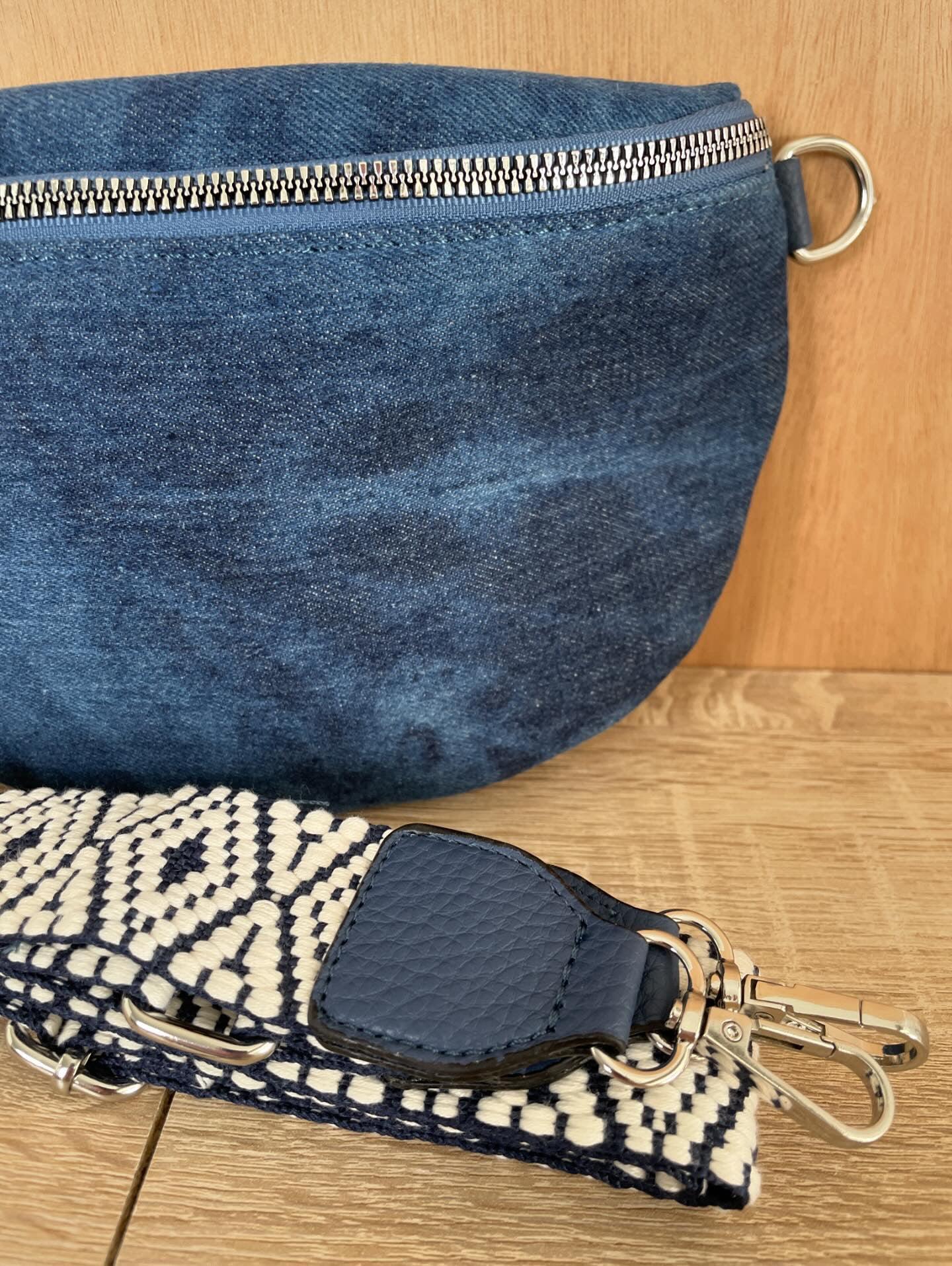 Sac banane en tissu jean bleu foncé sangle fantaisie - Le Petit Placard