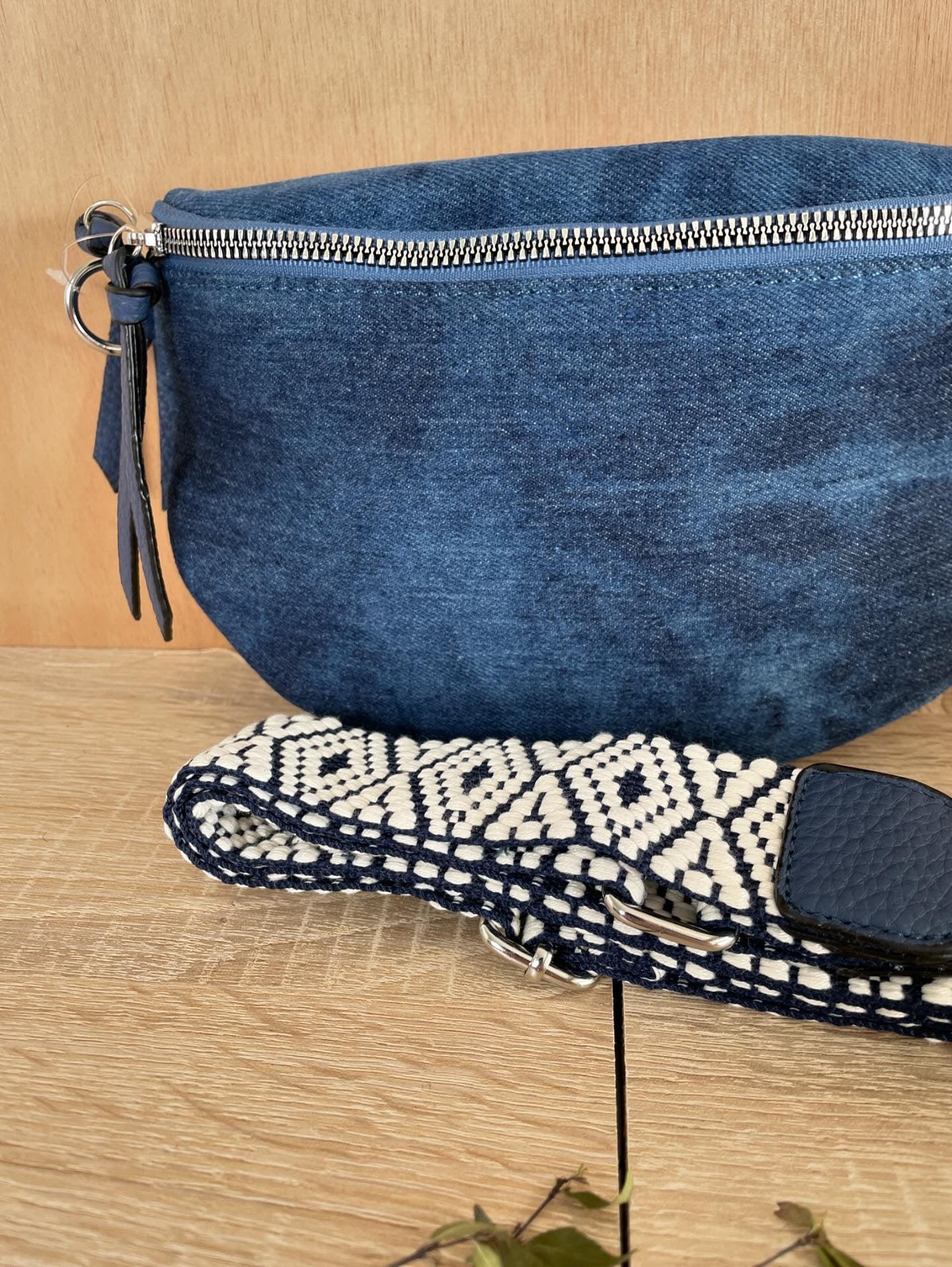 Sac banane en tissu jean bleu foncé sangle fantaisie - Le Petit Placard