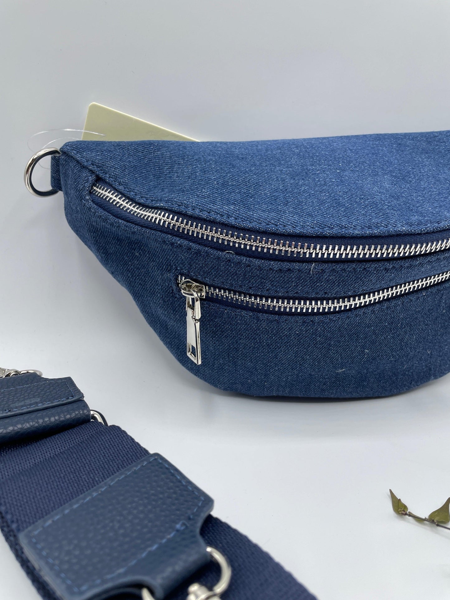 Sac banane en tissu matiere jean bleu foncé 2 poches - Le Petit Placard