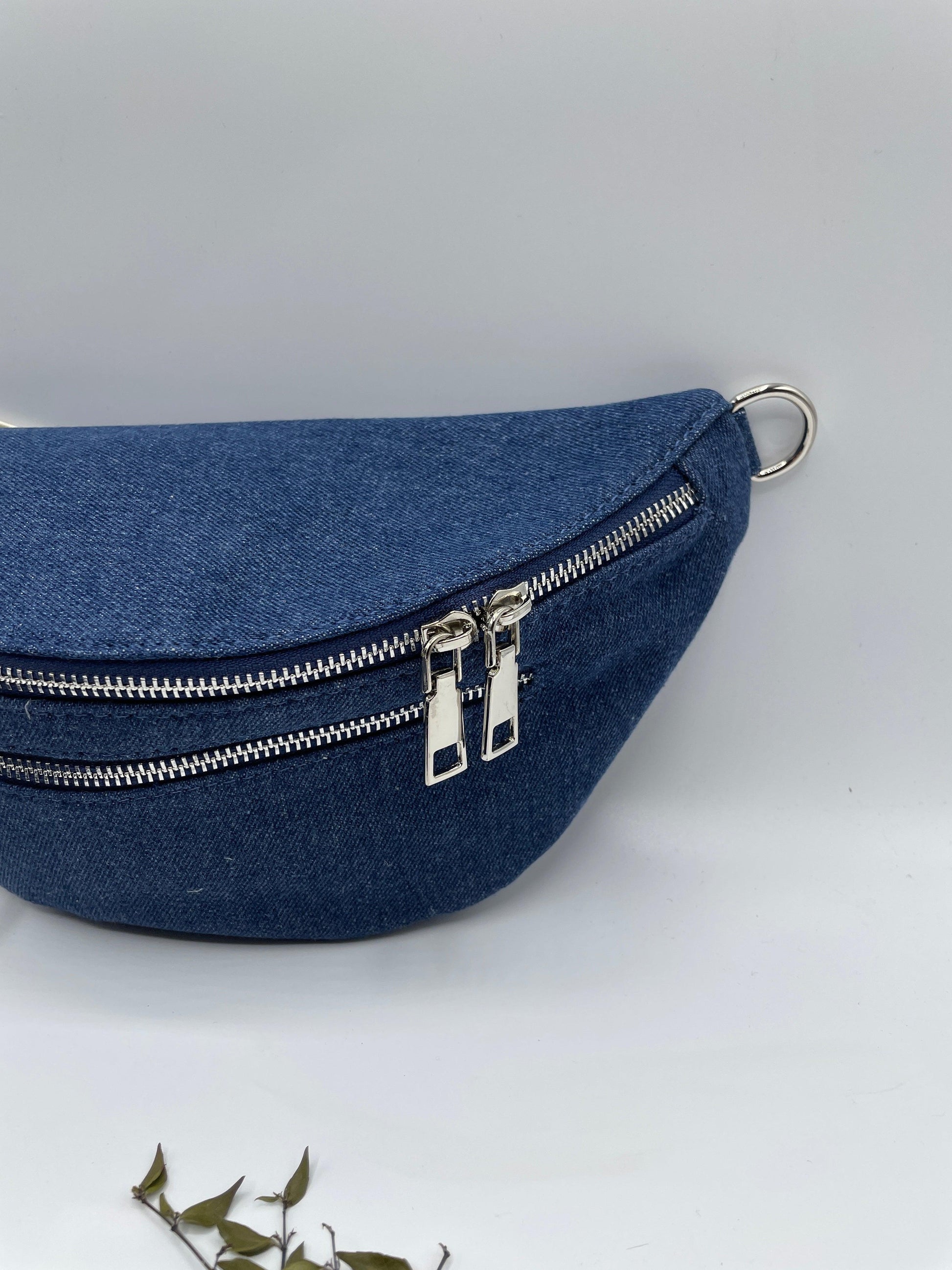 Sac banane en tissu matiere jean bleu foncé 2 poches - Le Petit Placard