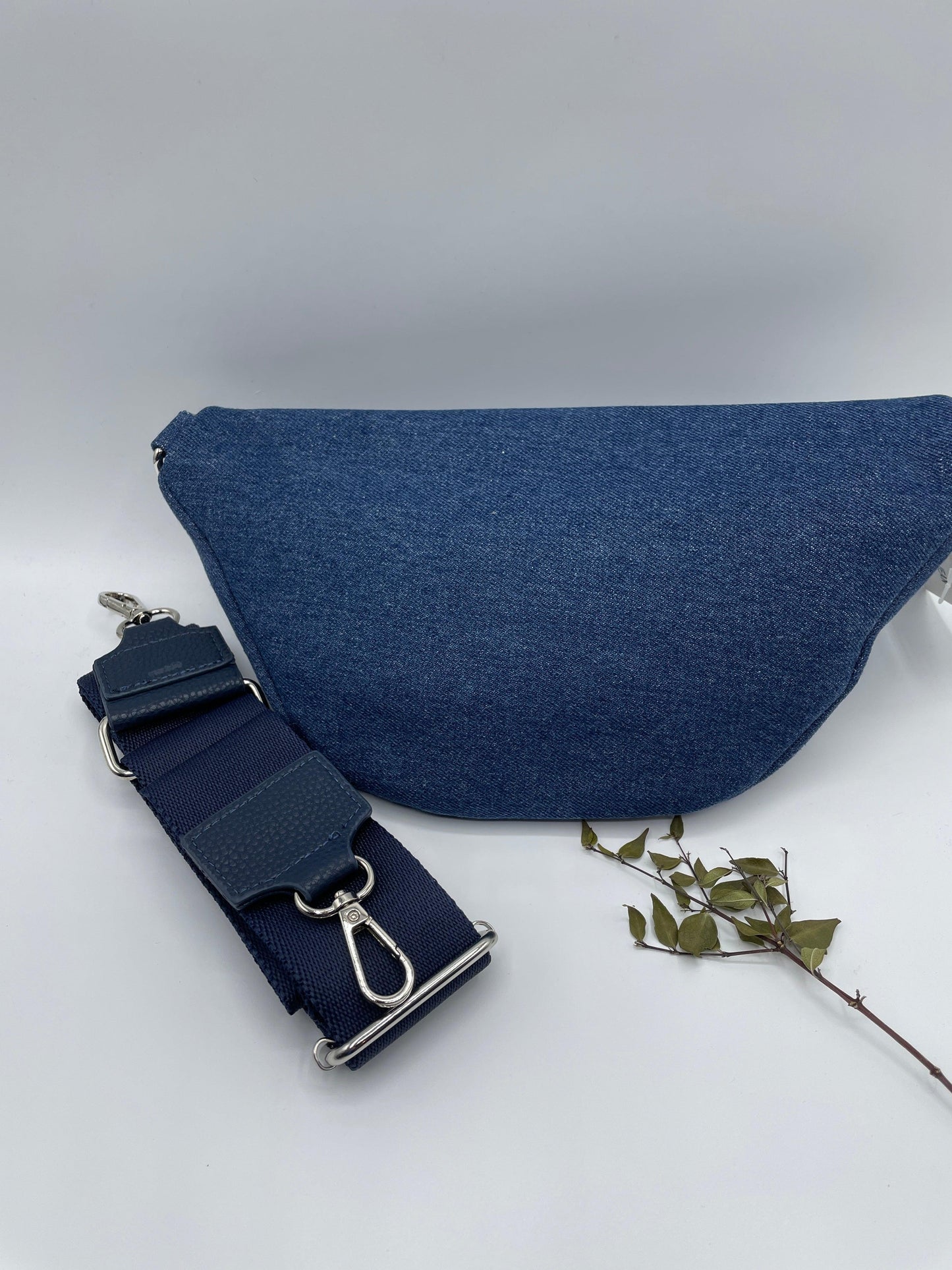 Sac banane en tissu matiere jean bleu foncé 2 poches - Le Petit Placard