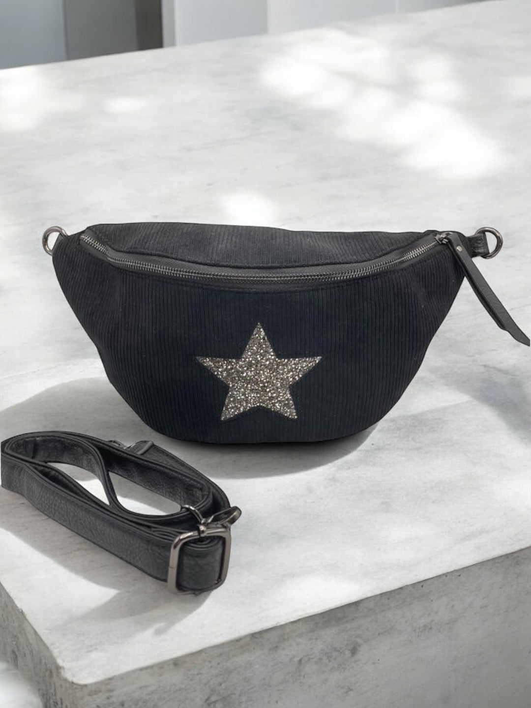 Sac banane noir en velours côtelé avec étoile en strass - Le Petit Placard