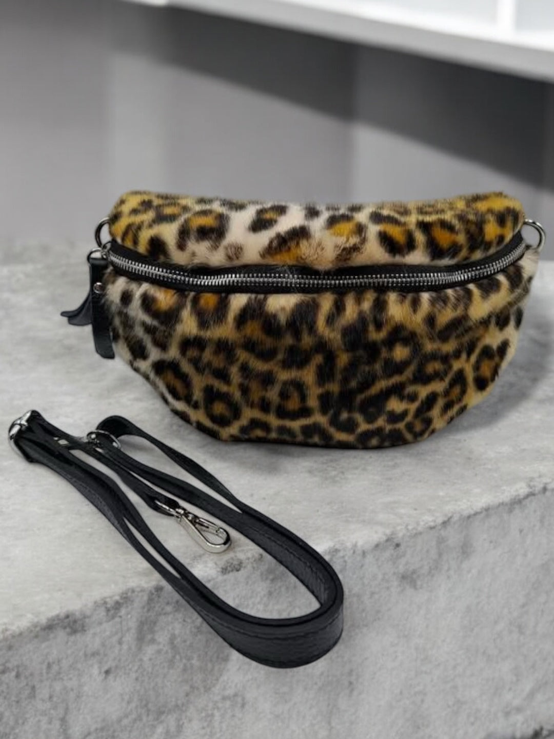 Sac banane peluche fausse fourrure à motif léopard effet poil - Le Petit Placard