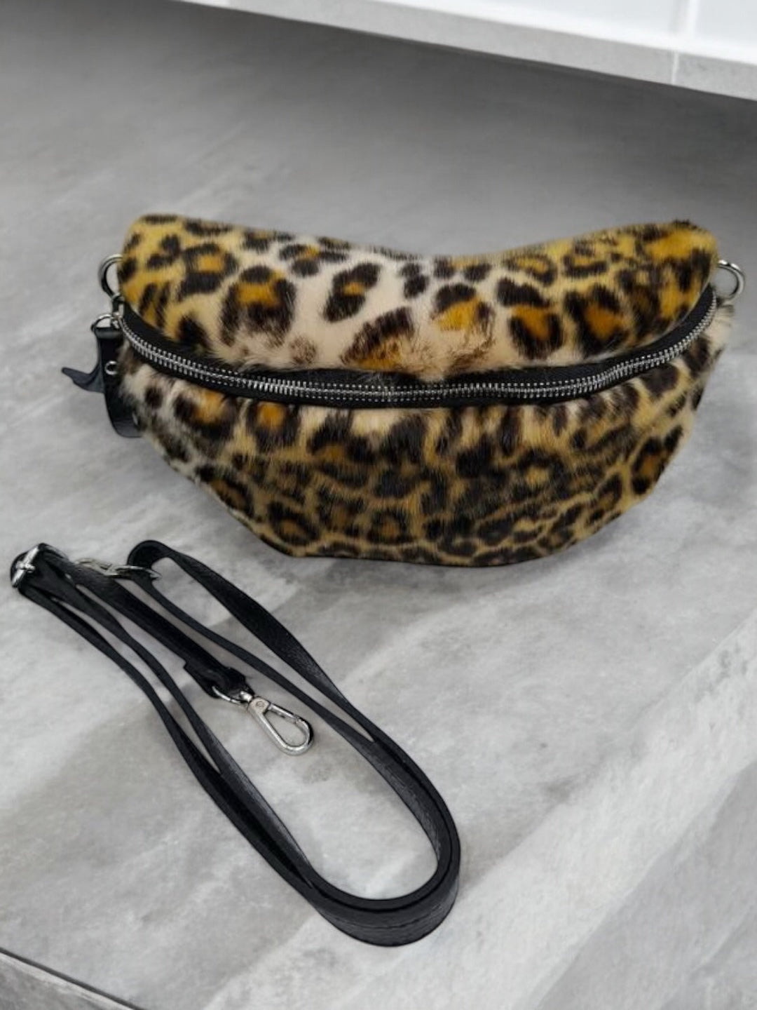 Sac banane peluche fausse fourrure à motif léopard effet poil - Le Petit Placard