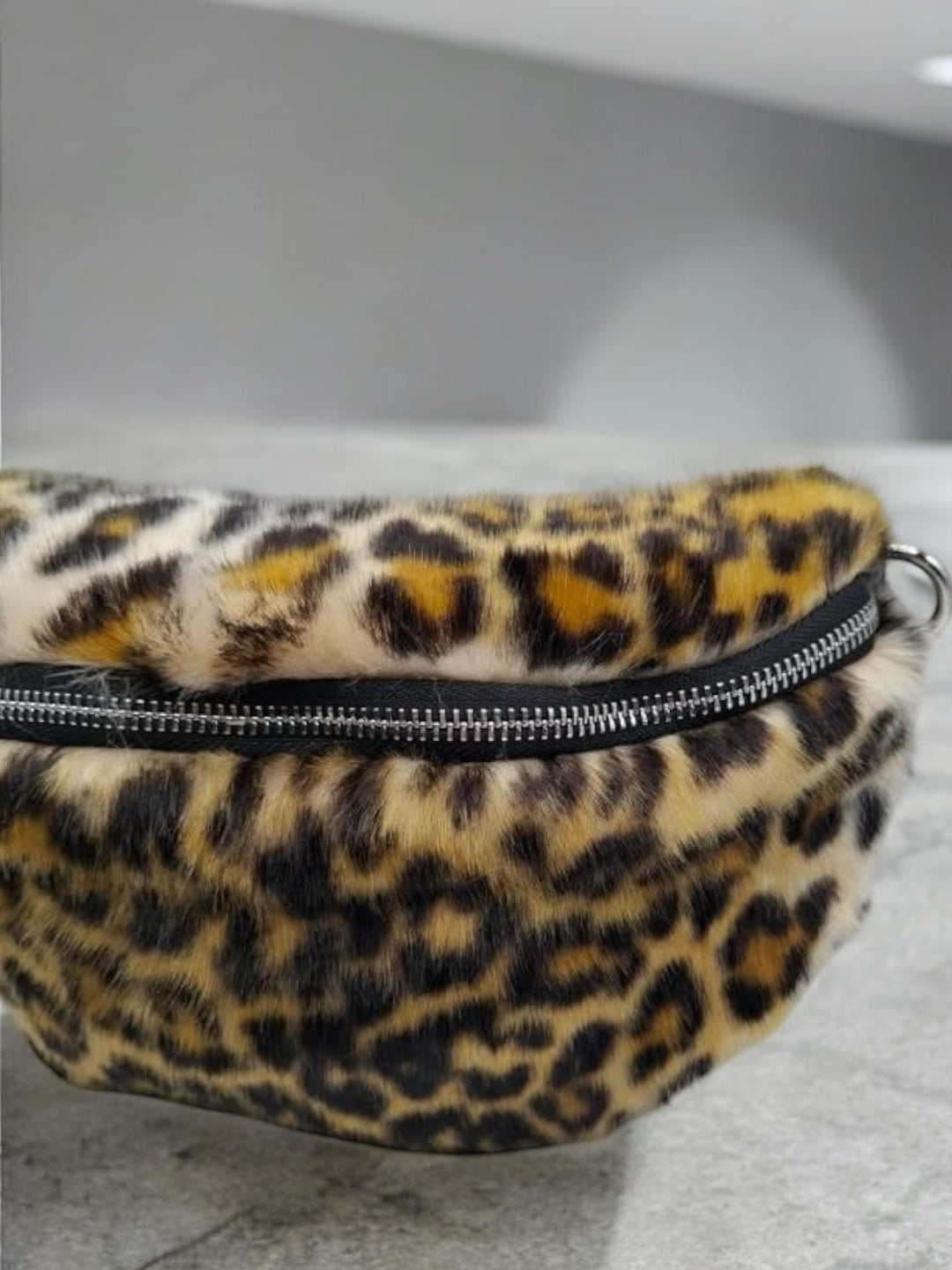 Sac banane peluche fausse fourrure à motif léopard effet poil - Le Petit Placard