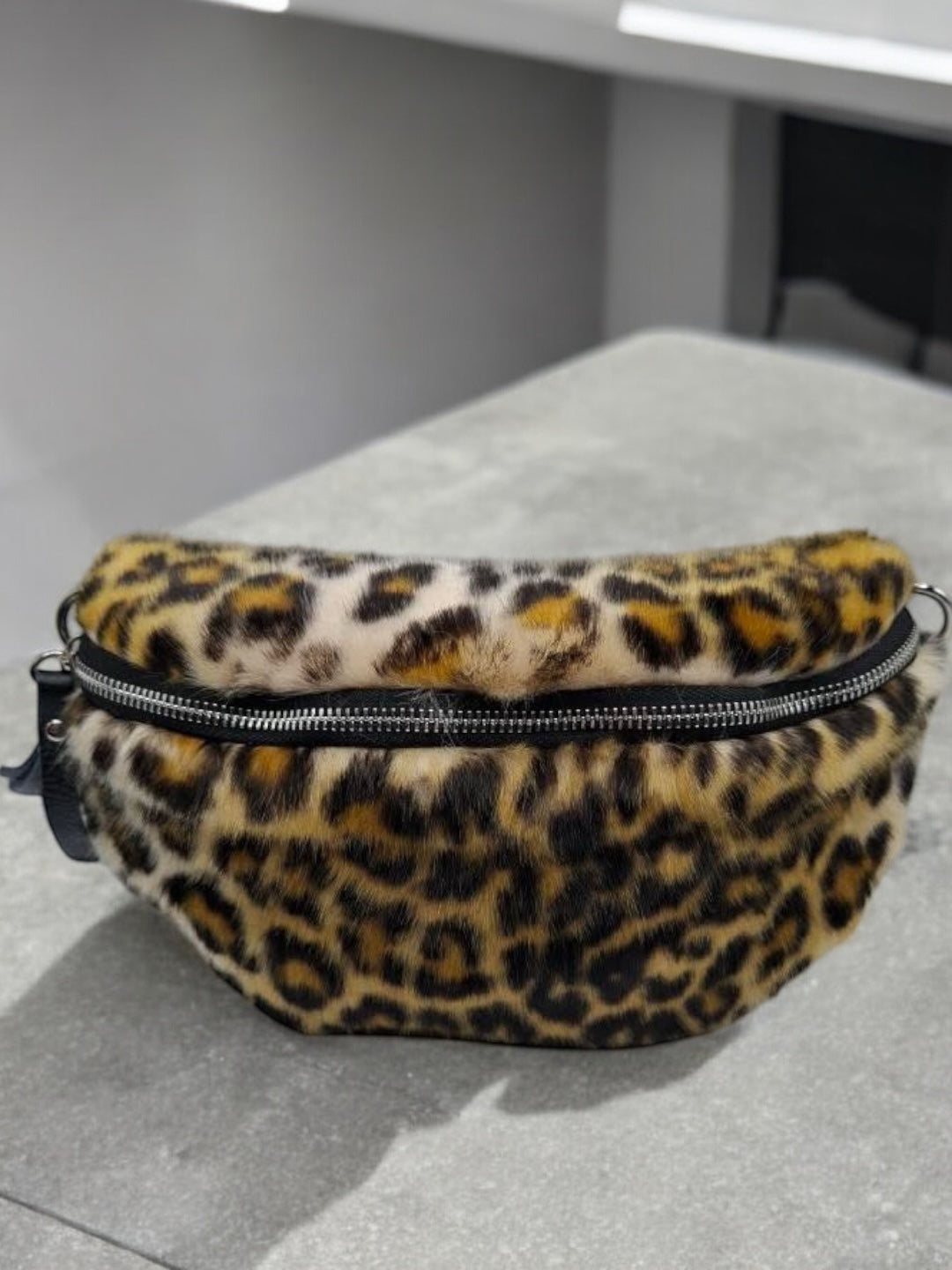 Sac banane peluche fausse fourrure à motif léopard effet poil - Le Petit Placard