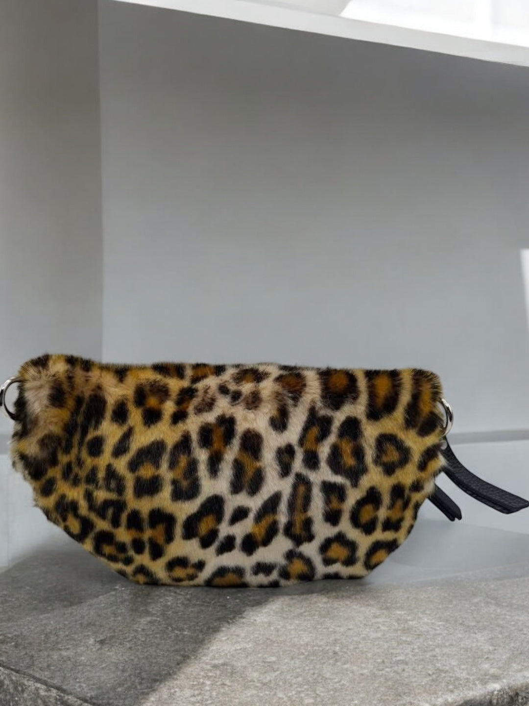 Sac banane peluche fausse fourrure à motif léopard effet poil - Le Petit Placard