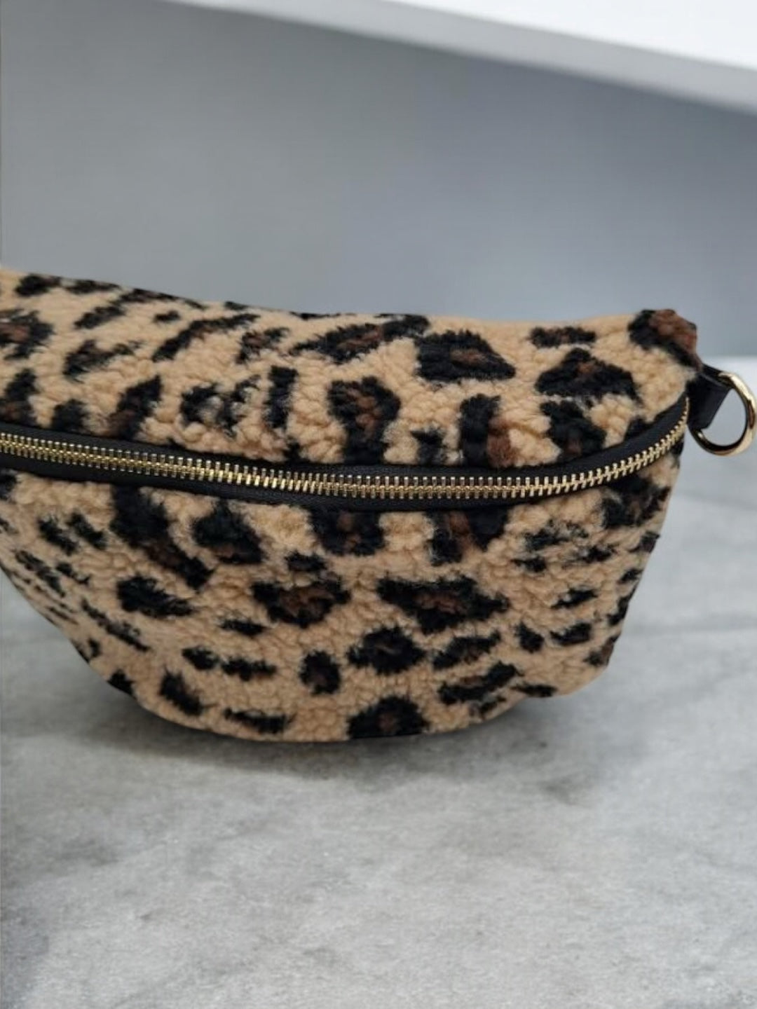 Sac banane peluche moumoute léopard beige bandouliere simili cuir noir - Le Petit Placard