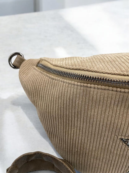 Sac banane taupe en velours côtelé avec étoile en strass - Le Petit Placard