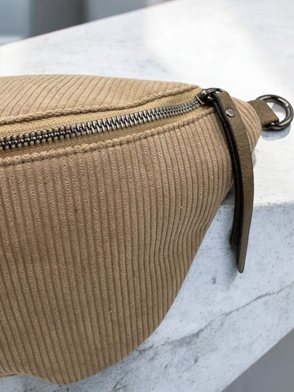 Sac banane taupe en velours côtelé avec étoile en strass - Le Petit Placard