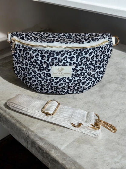 Sac banane tissu coton Jade et Clarisse motifs leopard noir et blanc - Le Petit Placard