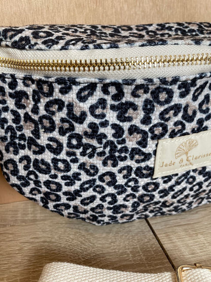 Sac banane tissu coton Jade et Clarisse motifs leopard noir et blanc - Le Petit Placard