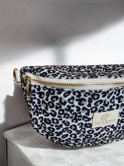 Sac banane tissu coton Jade et Clarisse motifs leopard noir et blanc - Le Petit Placard