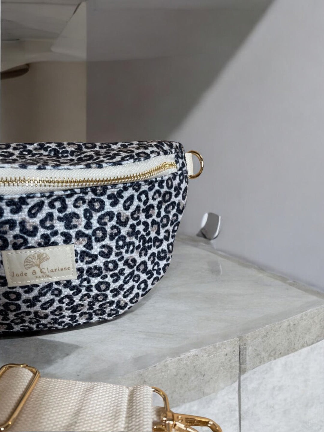 Sac banane tissu coton Jade et Clarisse motifs leopard noir et blanc - Le Petit Placard