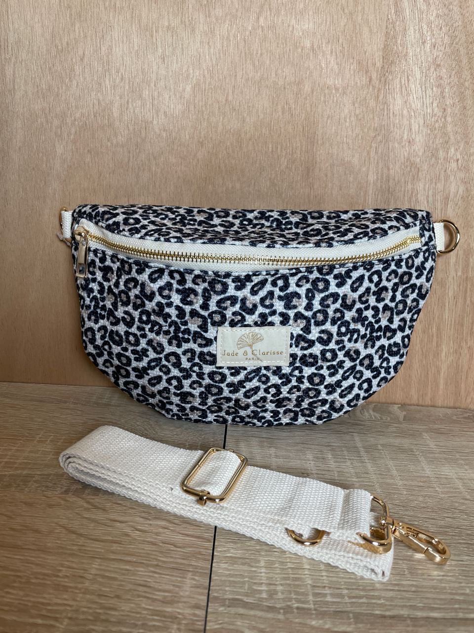 Sac banane tissu coton Jade et Clarisse motifs leopard noir et blanc - Le Petit Placard