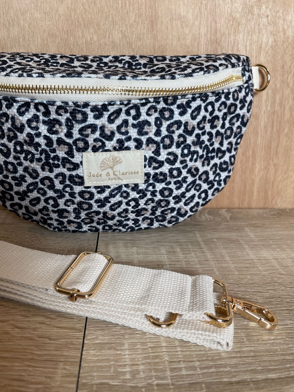 Sac banane tissu coton Jade et Clarisse motifs leopard noir et blanc - Le Petit Placard