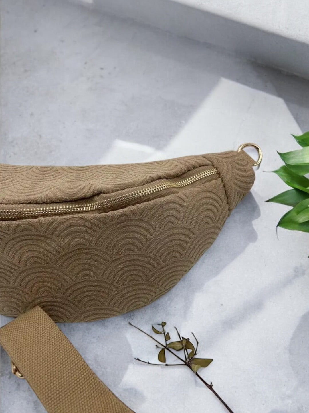 Sac banane tissu éponge beige foncé - Le Petit Placard