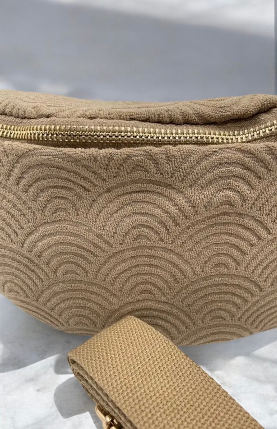 Sac banane tissu éponge beige foncé - Le Petit Placard