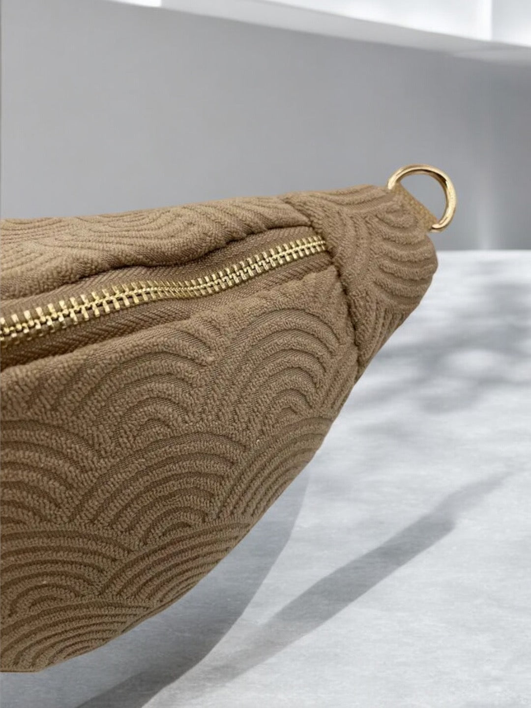 Sac banane tissu éponge beige foncé - Le Petit Placard