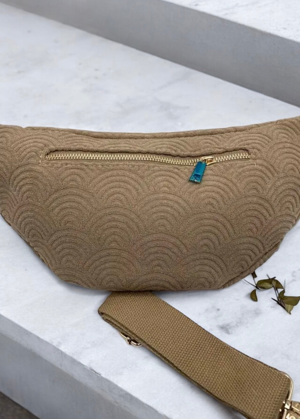 Sac banane tissu éponge beige foncé - Le Petit Placard