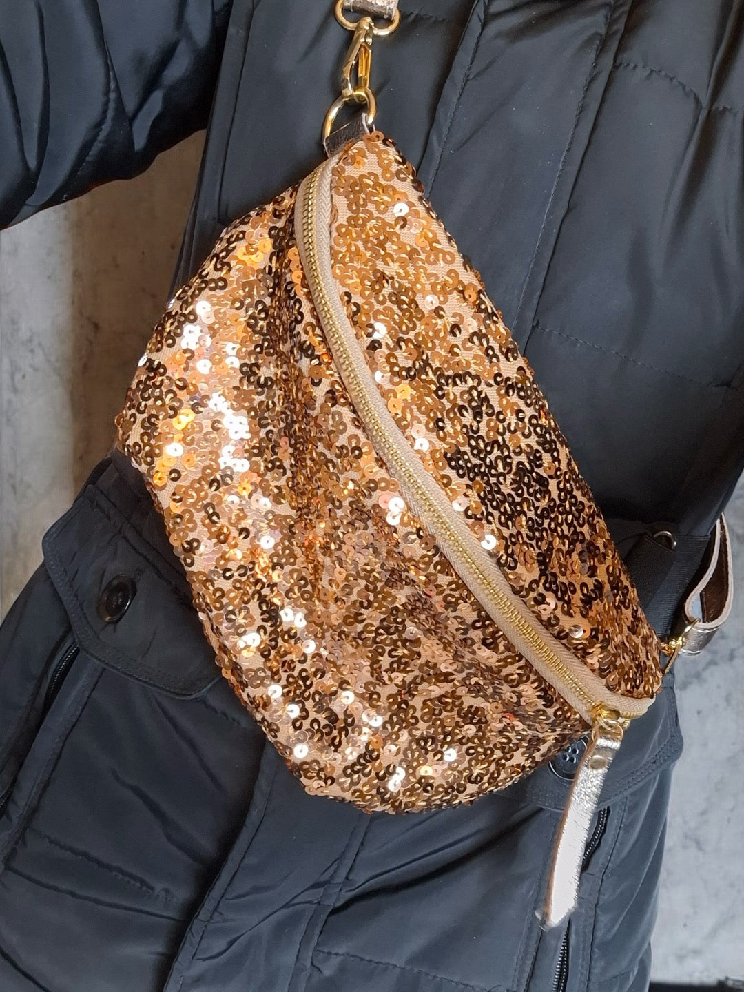 Sac banane tissu et sequins champagne cuivre - Le Petit Placard