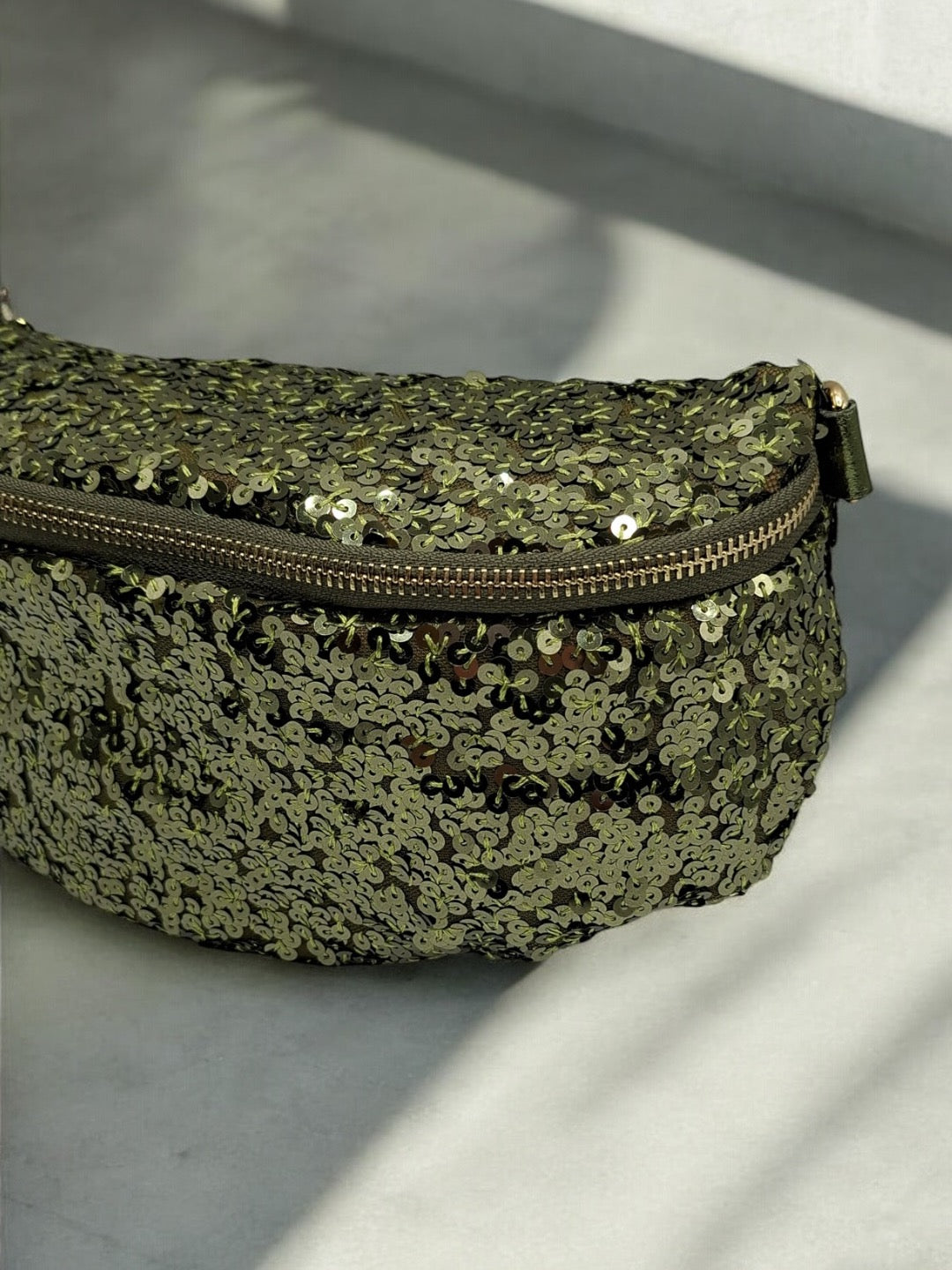 Sac banane tissu et sequins vert kaki - Le Petit Placard