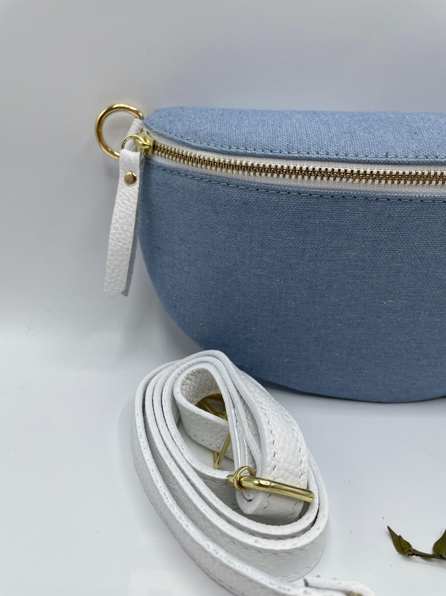 Sac banane tissu jean bandouliere blanche en cuir - Le Petit Placard