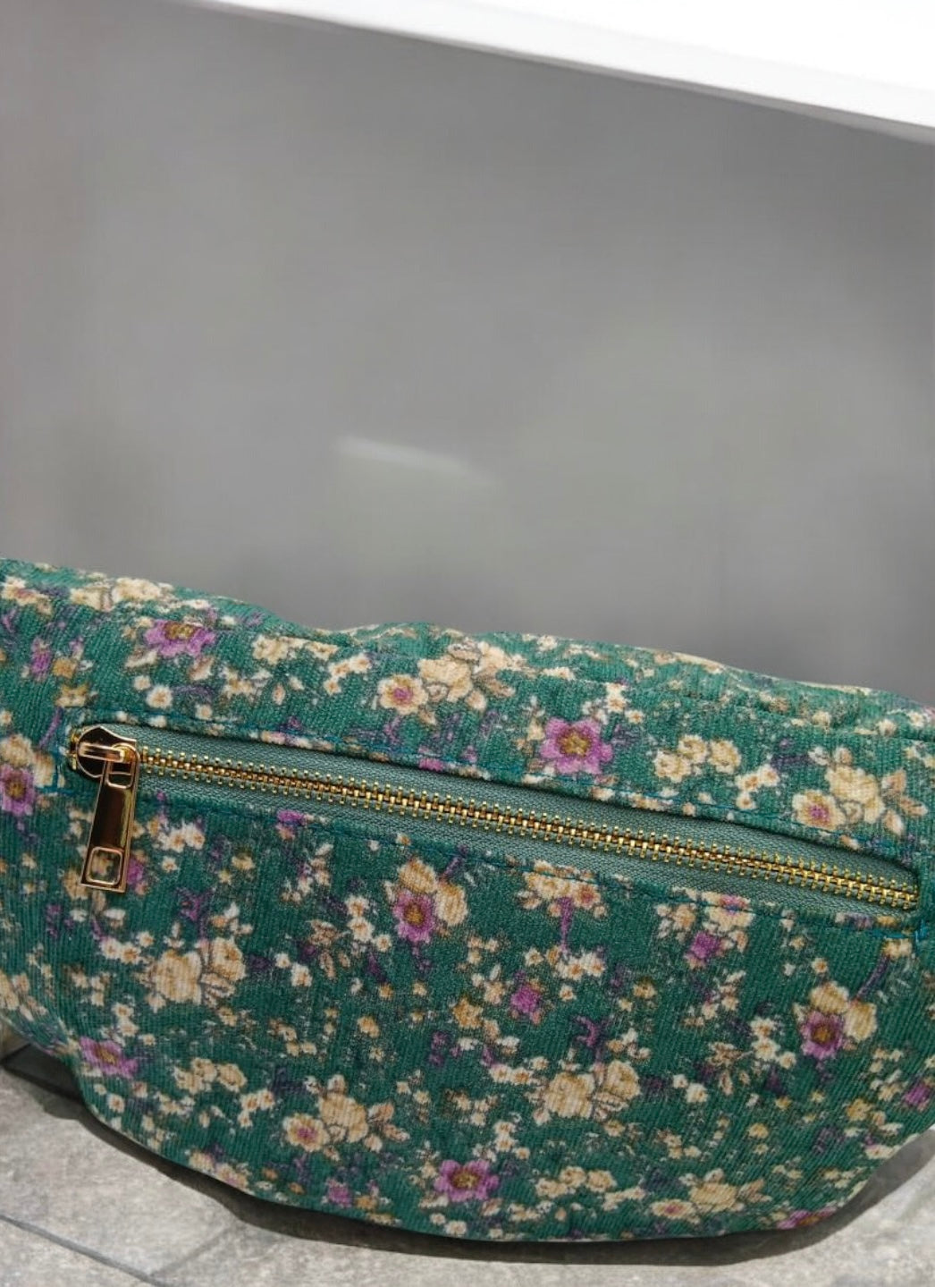 Sac banane tissu velours fin liberty fleuri vert et rose - Le Petit Placard