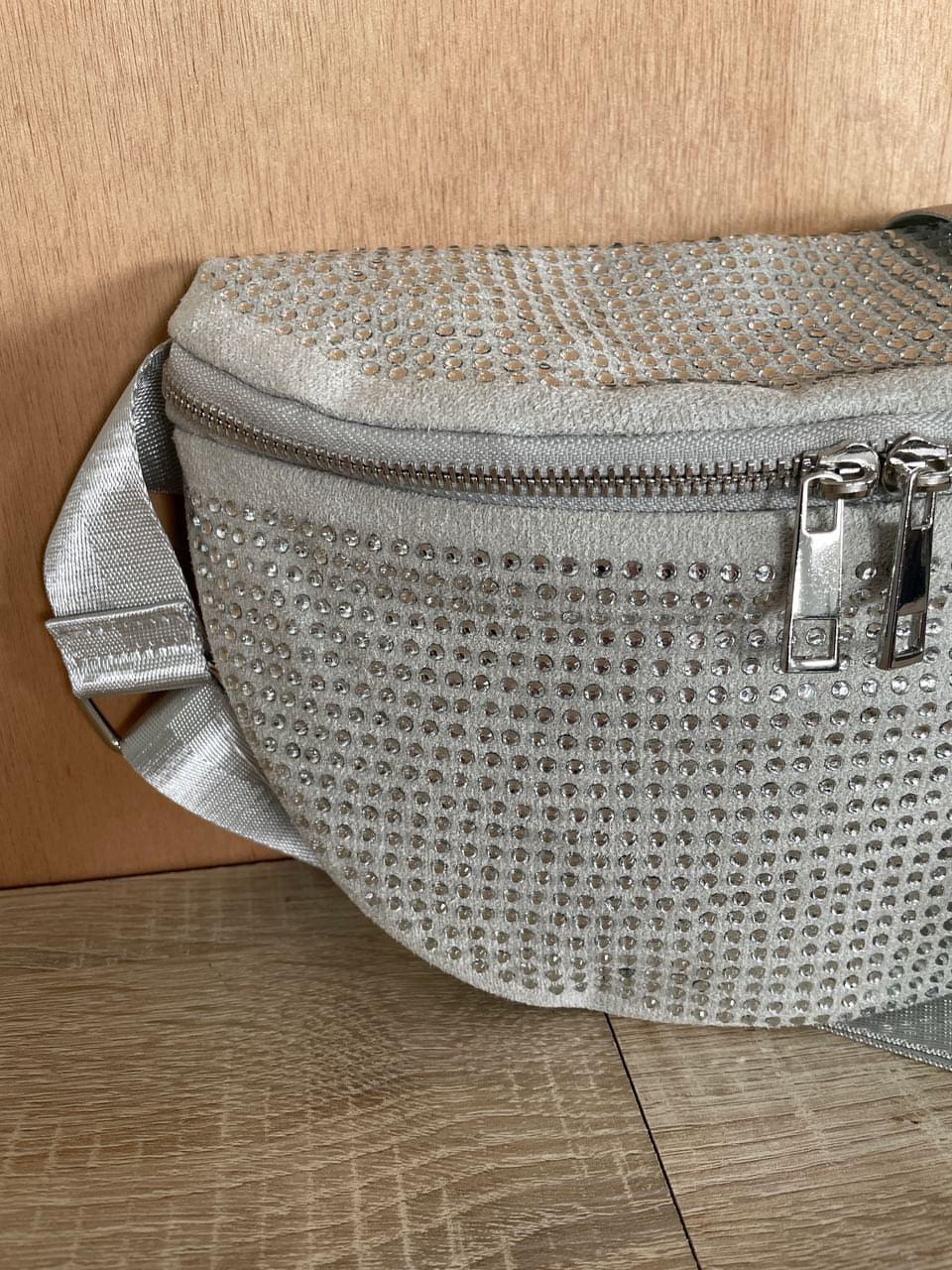 Sac banane toucher velours à strass couleur argent - Le Petit Placard