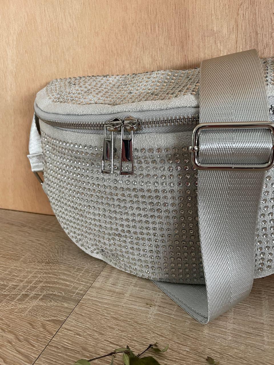 Sac banane toucher velours à strass couleur argent - Le Petit Placard