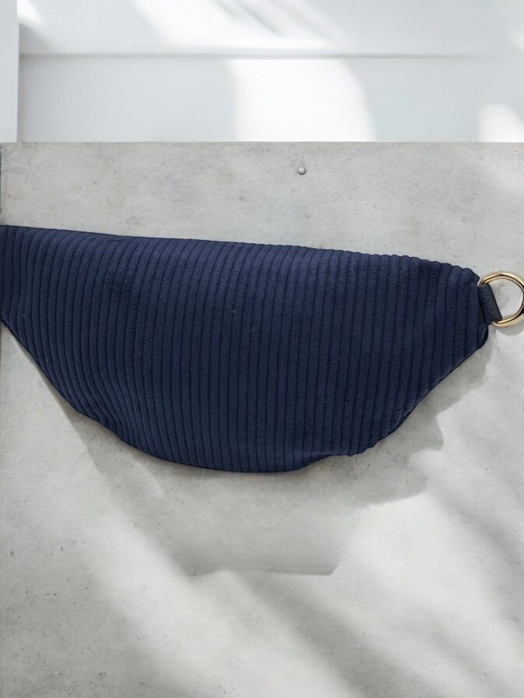 Sac banane velours côtelé 2 poches bleu marine sangle fantaisie - Le Petit Placard