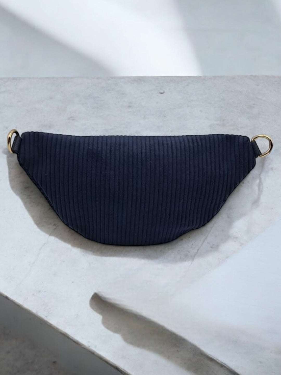 Sac banane velours côtelé 2 poches bleu marine sangle fantaisie - Le Petit Placard