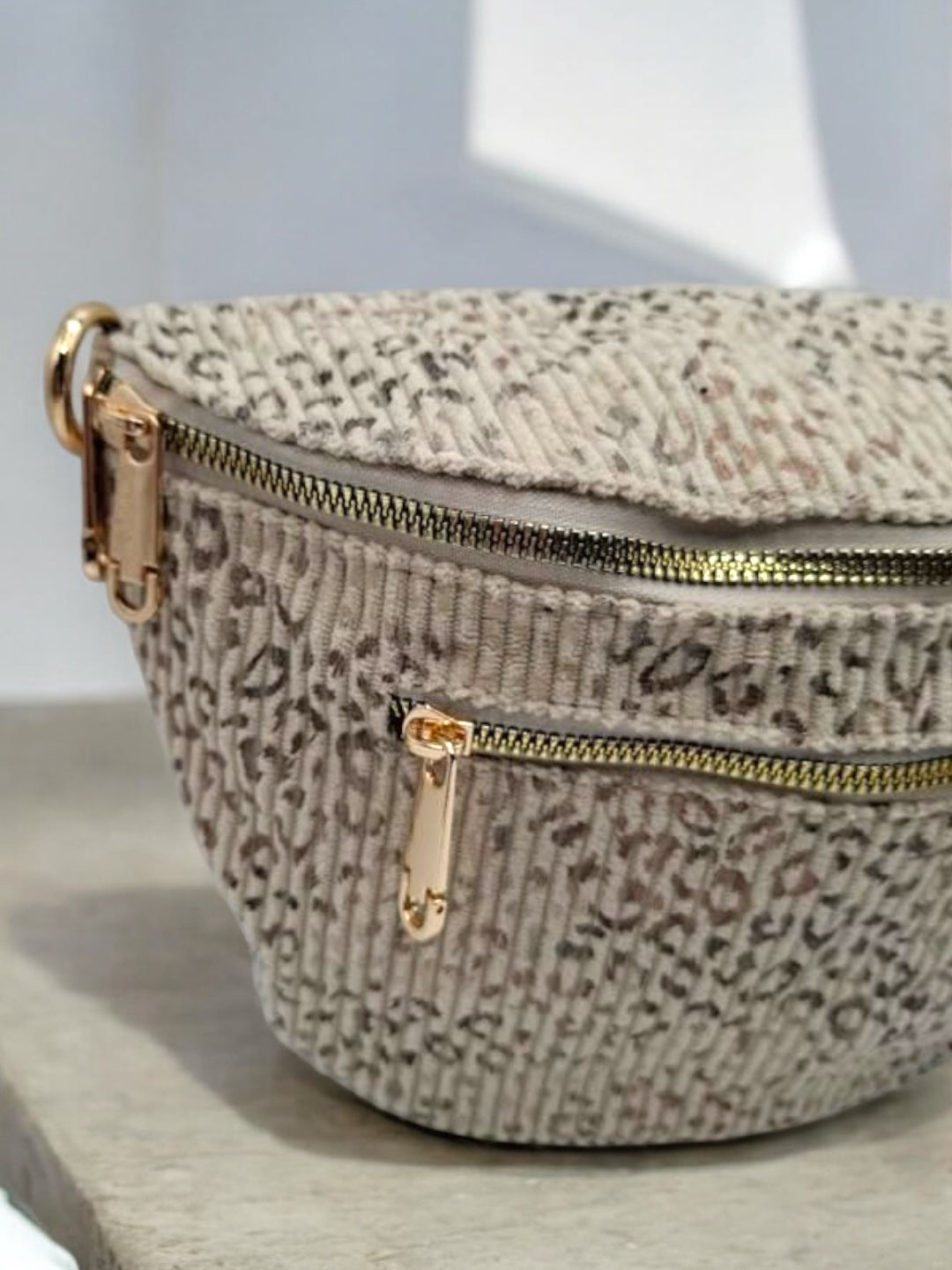 Sac banane velours côtelé beige avec imprimé léopard 2 poches - Le Petit Placard